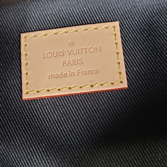 ❌️SOLD❌️ BRAND NEW AUTHENTIC BUMBAG - Picture 6 of 6